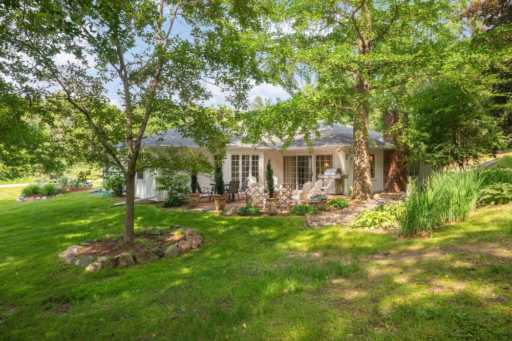 2194 Charlton Rd, Sunfish Lake, MN 55118