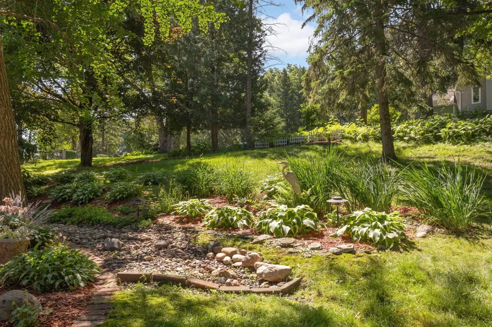 2194 Charlton Rd, Sunfish Lake, MN 55118