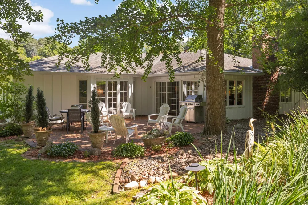 2194 Charlton Rd, Sunfish Lake, MN 55118