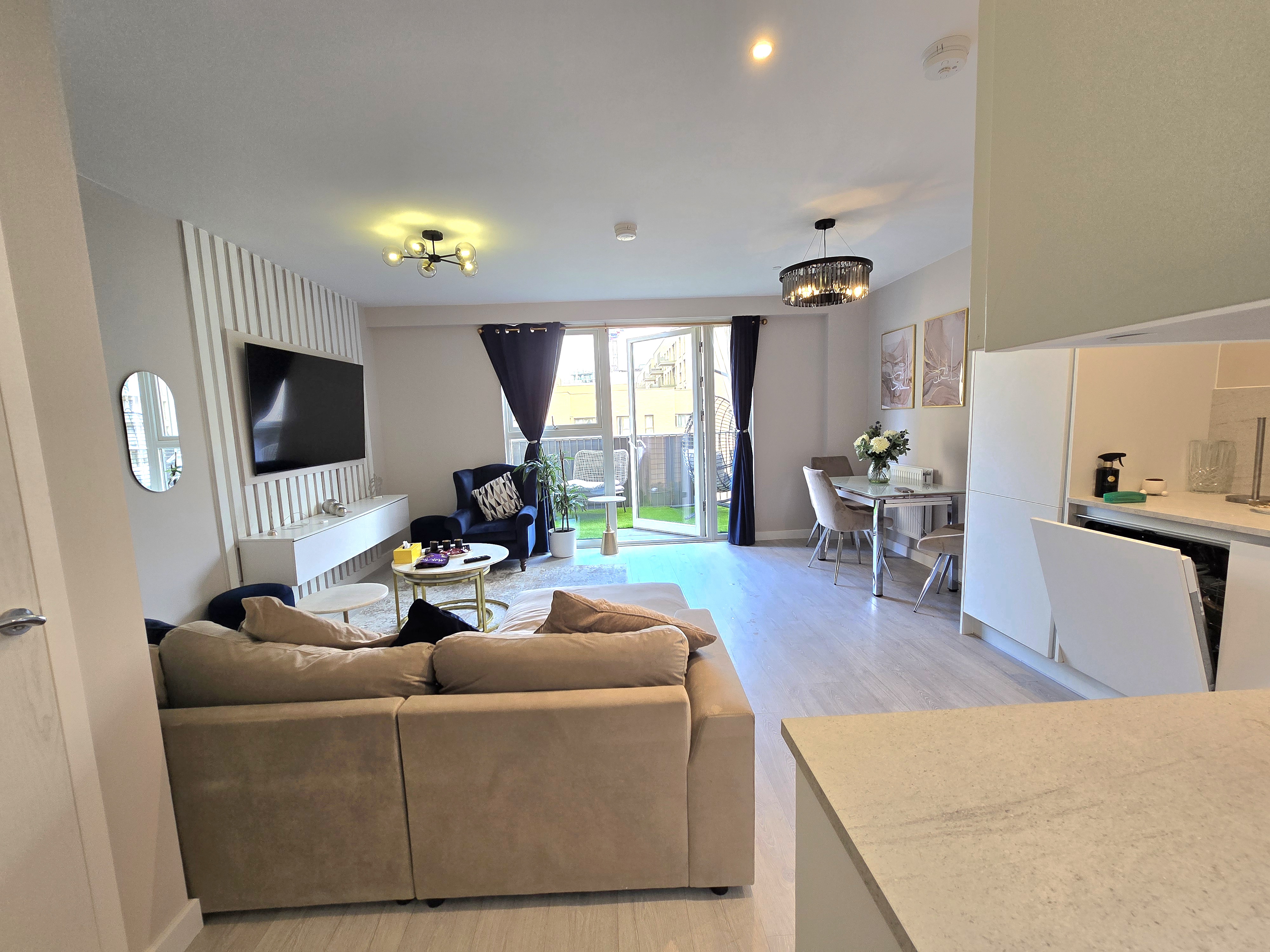 Flexible Short-Term 2 Bed Duplex  Bills Included Image 3
