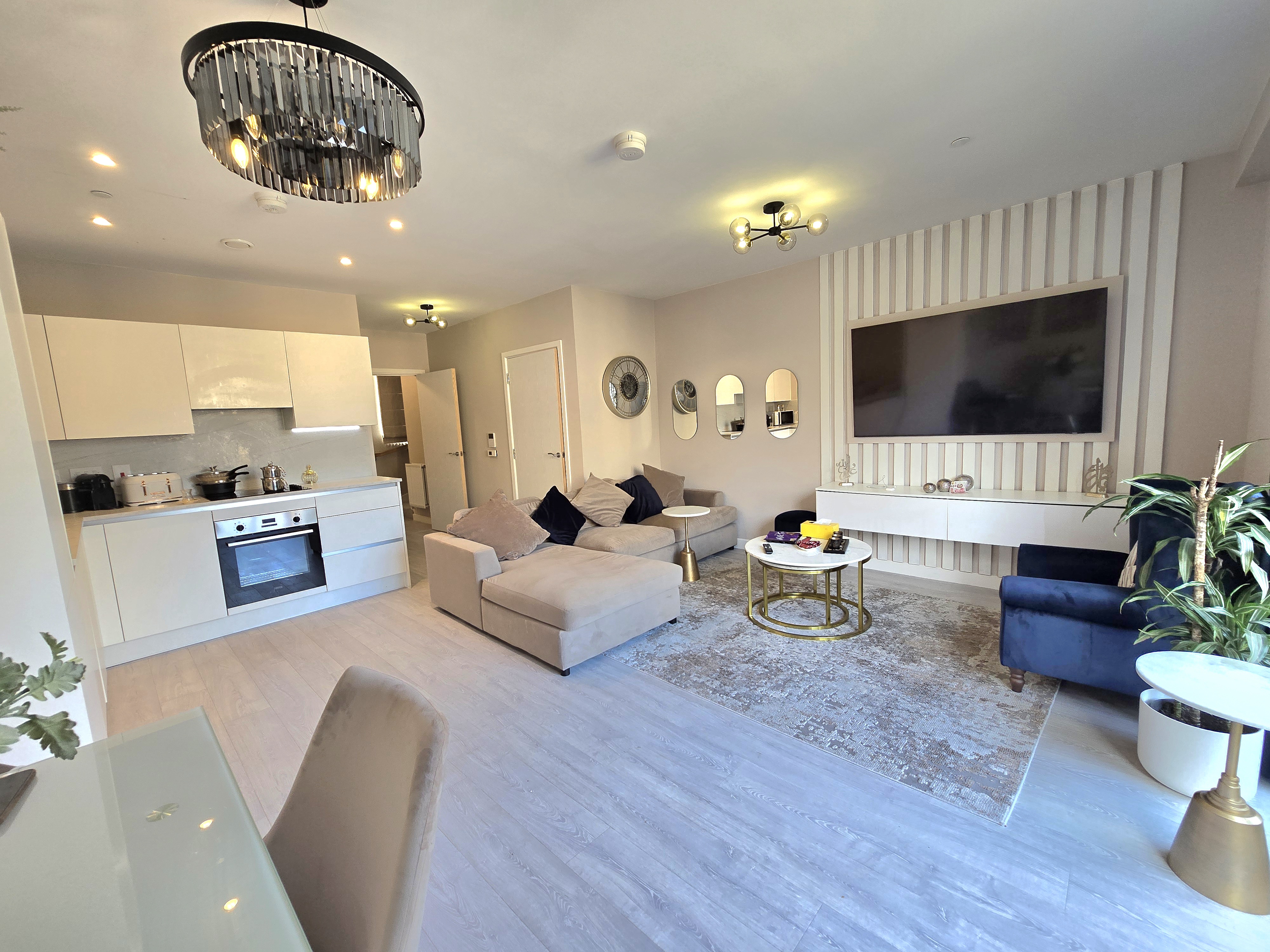 Flexible Short-Term 2 Bed Duplex  Bills Included Image 2