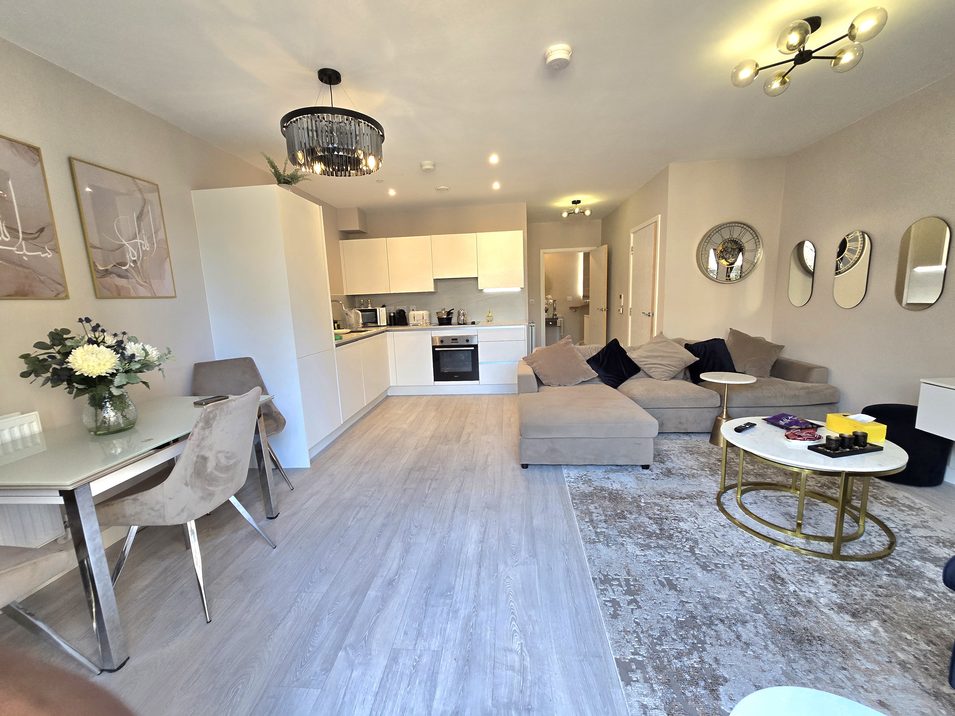 Flexible Short-Term 2 Bed Duplex  Bills Included Image 1