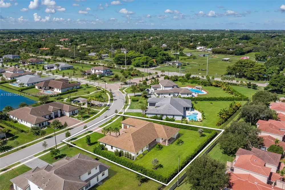 11125 N Sierra Ranch Dr, Davie, FL 33324