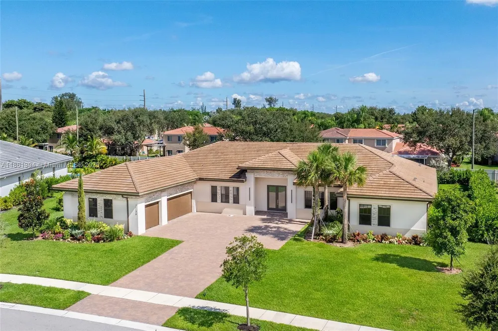 11125 N Sierra Ranch Dr, Davie, FL 33324