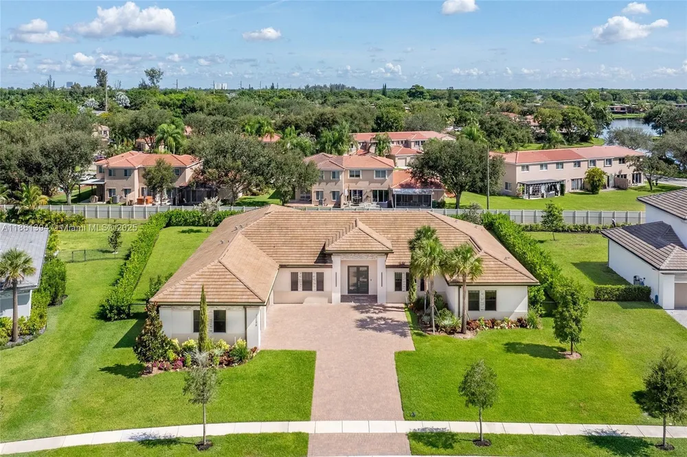 11125 N Sierra Ranch Dr, Davie, FL 33324