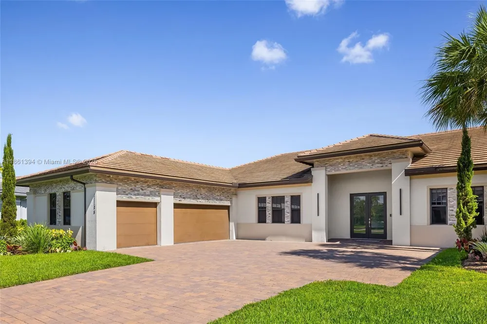 11125 N Sierra Ranch Dr, Davie, FL 33324