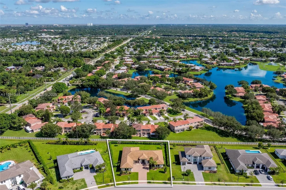 11125 N Sierra Ranch Dr, Davie, FL 33324