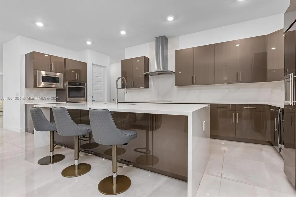 11125 N Sierra Ranch Dr, Davie, FL 33324