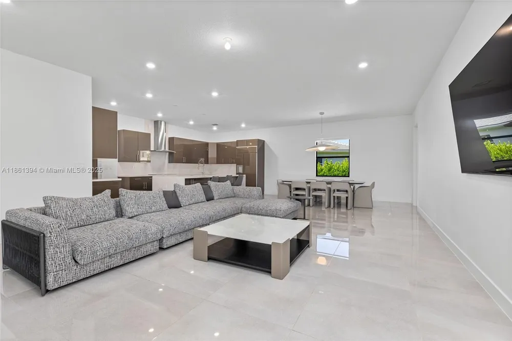 11125 N Sierra Ranch Dr, Davie, FL 33324