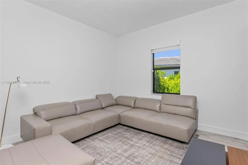 11125 N Sierra Ranch Dr, Davie, FL 33324