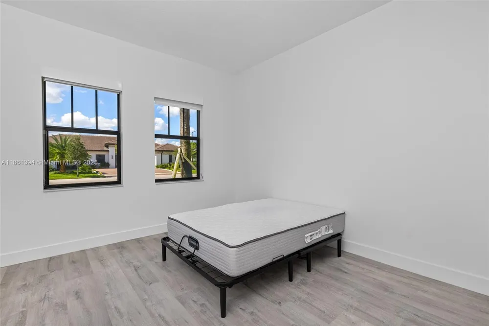 11125 N Sierra Ranch Dr, Davie, FL 33324