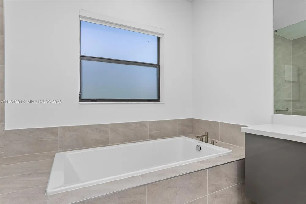 11125 N Sierra Ranch Dr, Davie, FL 33324