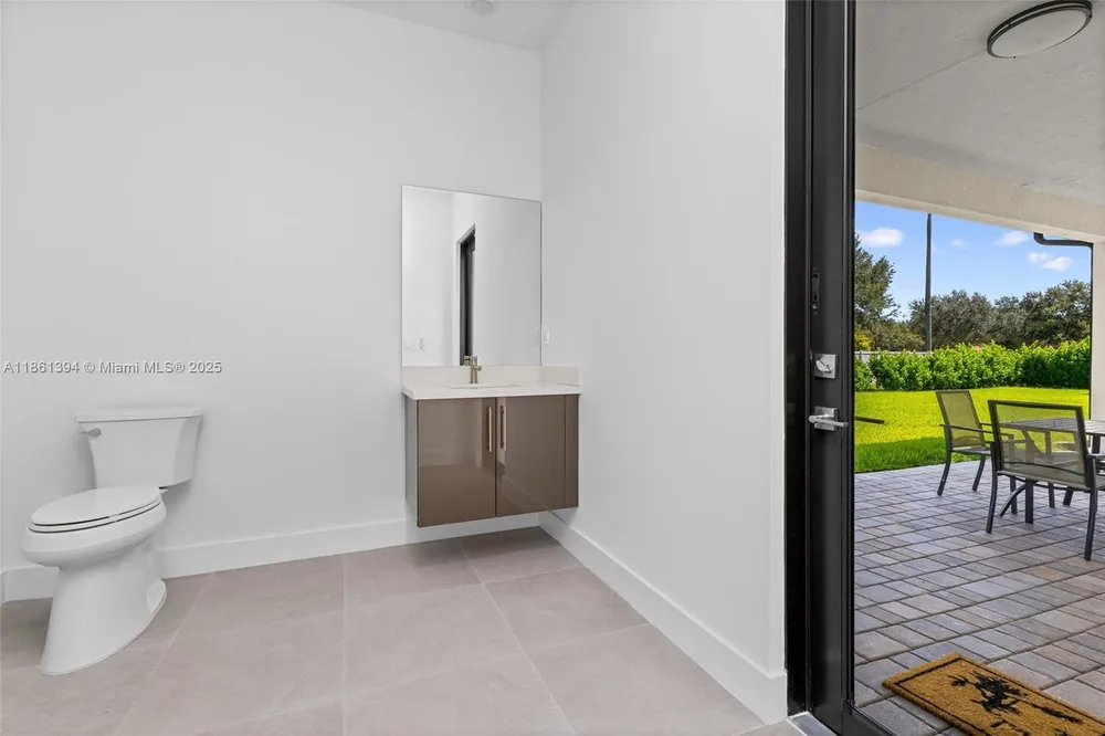 11125 N Sierra Ranch Dr, Davie, FL 33324