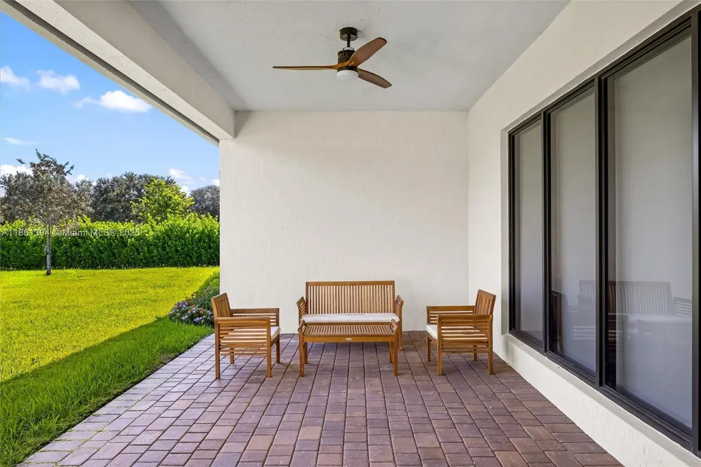 11125 N Sierra Ranch Dr, Davie, FL 33324