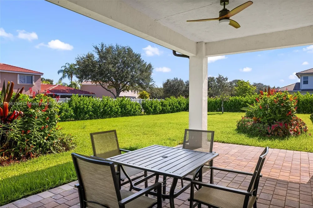 11125 N Sierra Ranch Dr, Davie, FL 33324