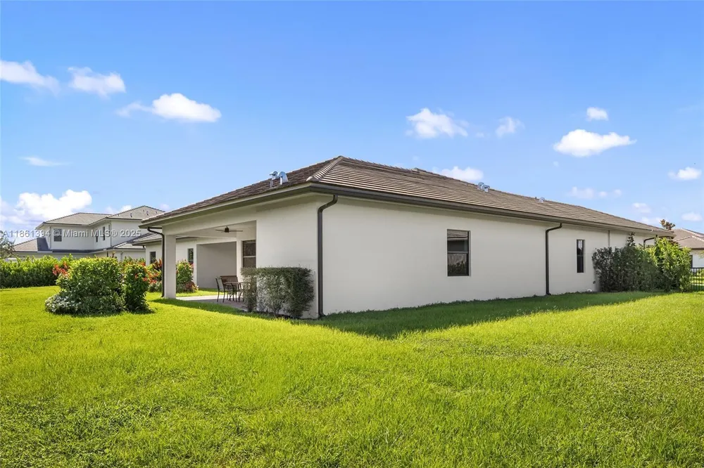 11125 N Sierra Ranch Dr, Davie, FL 33324
