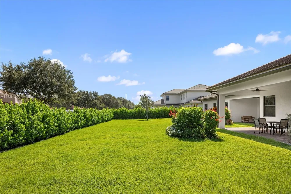 11125 N Sierra Ranch Dr, Davie, FL 33324