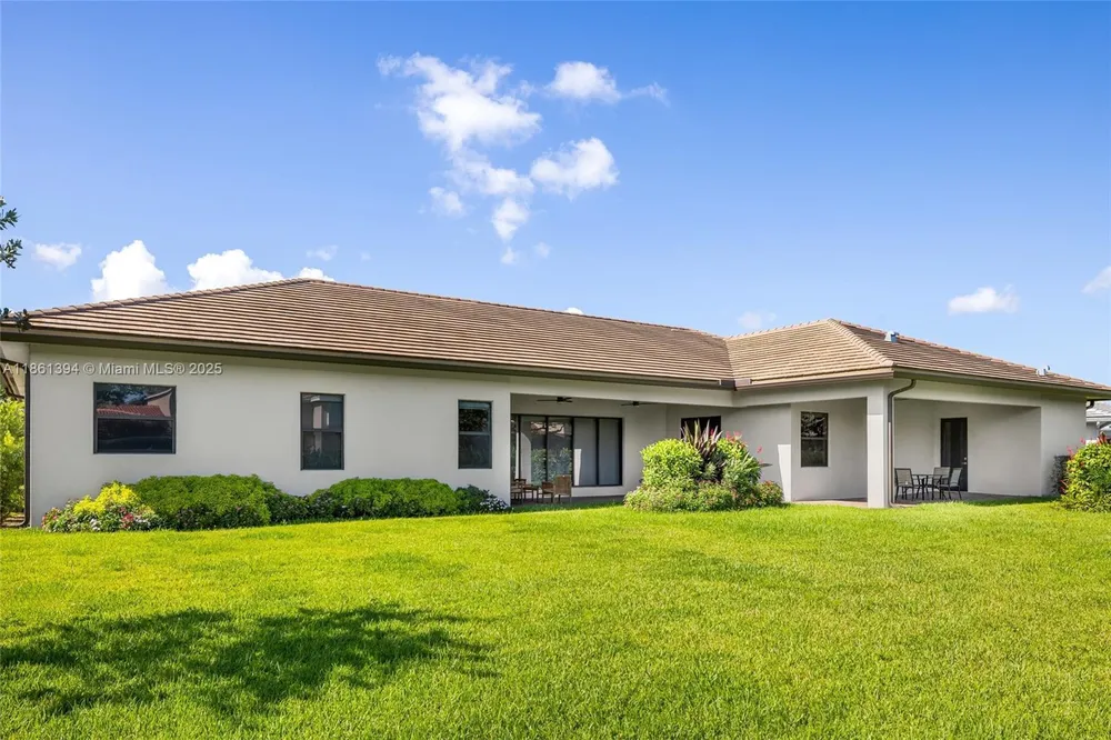 11125 N Sierra Ranch Dr, Davie, FL 33324