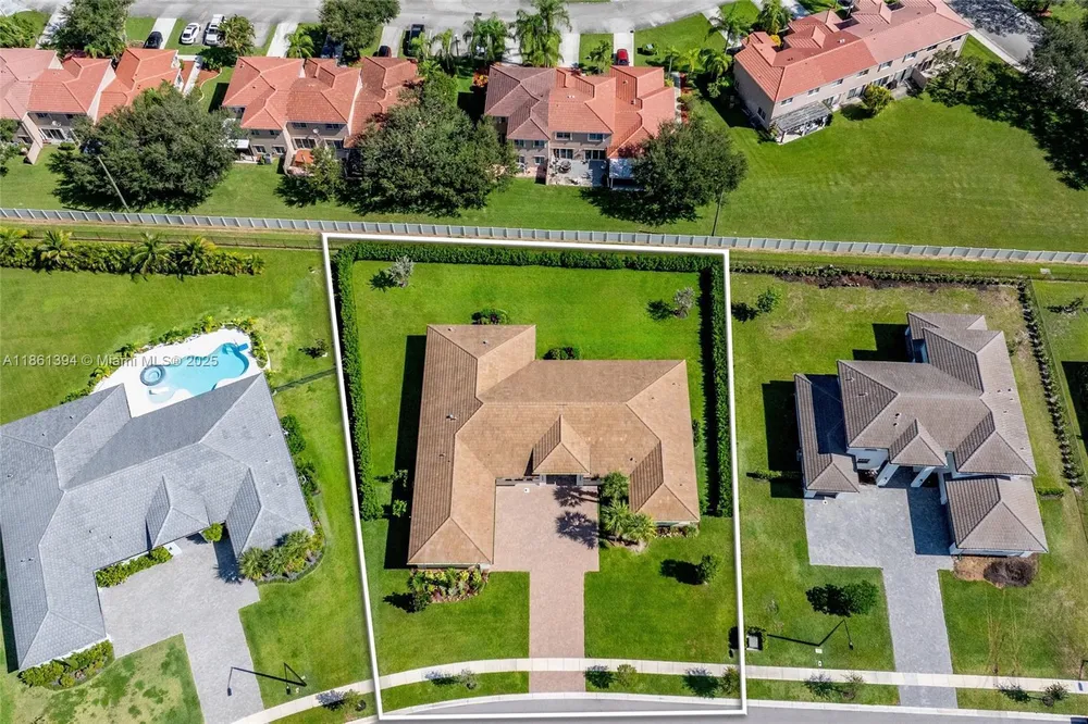 11125 N Sierra Ranch Dr, Davie, FL 33324