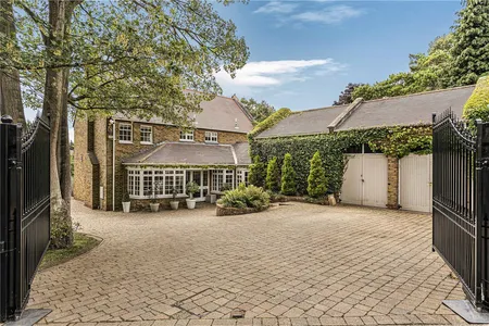 Mulberry Close, Off The Avenue, NN5