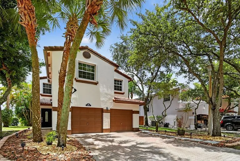 9861 Fairway Cove Ln, Plantation, FL 33324
