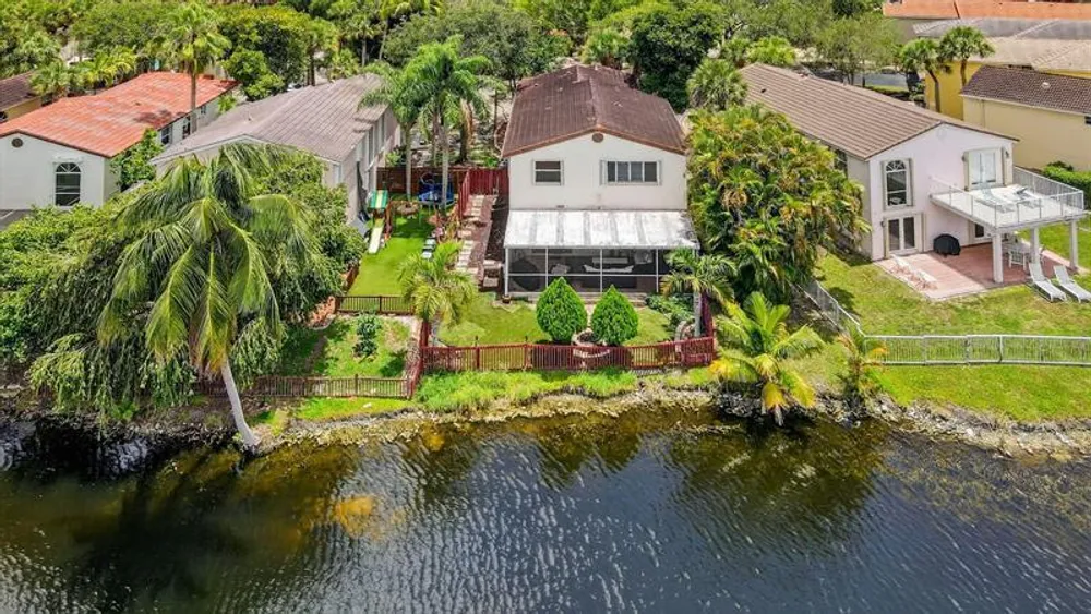 9861 Fairway Cove Ln, Plantation, FL 33324