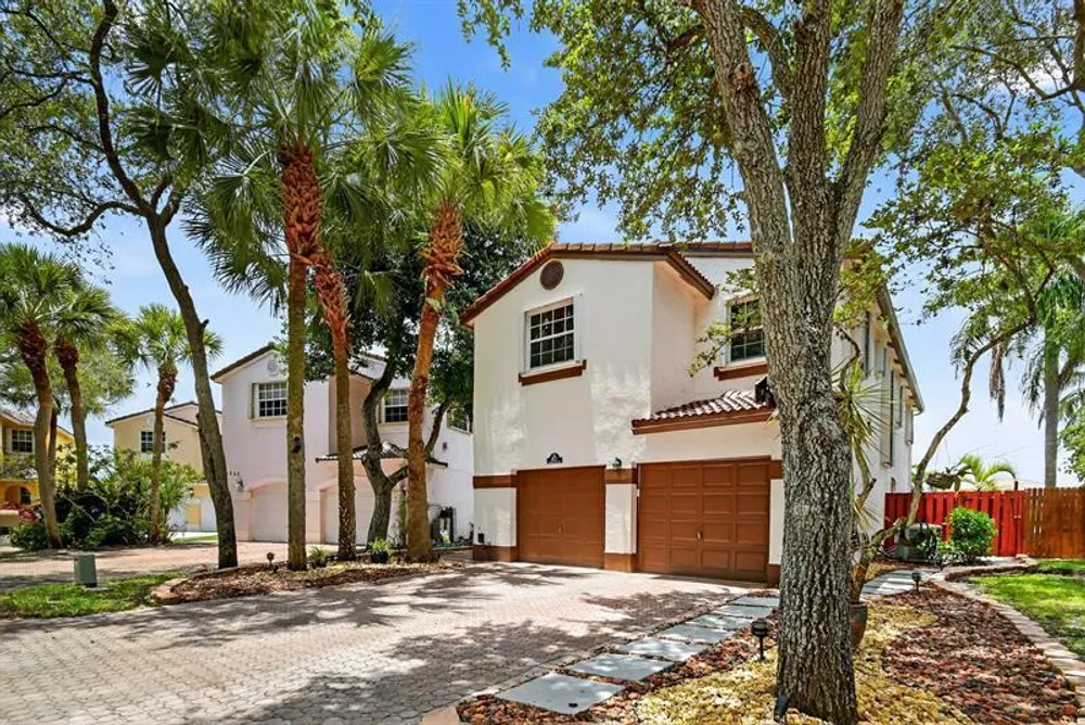 9861 Fairway Cove Ln, Plantation, FL 33324