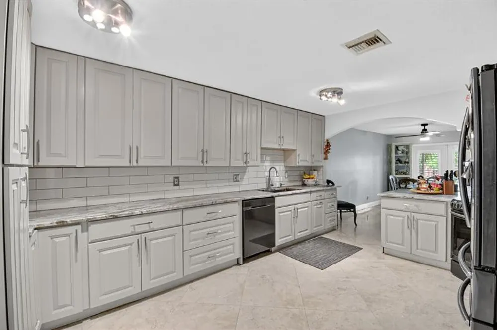 9861 Fairway Cove Ln, Plantation, FL 33324