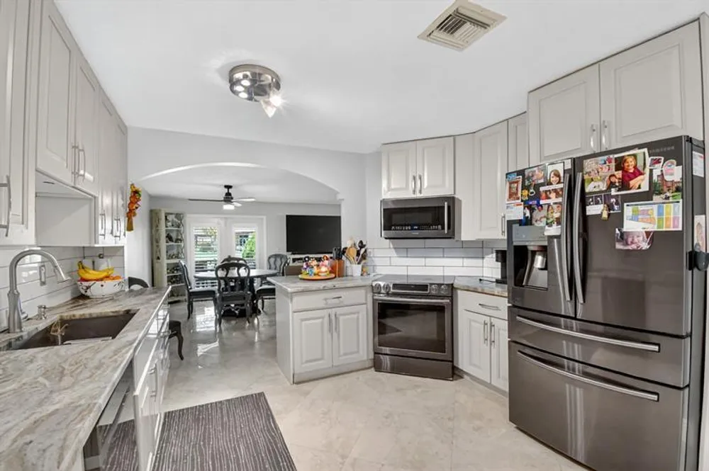 9861 Fairway Cove Ln, Plantation, FL 33324