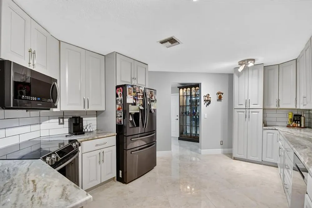 9861 Fairway Cove Ln, Plantation, FL 33324
