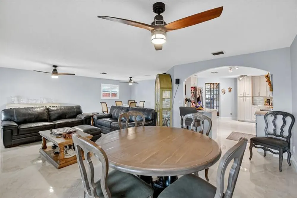 9861 Fairway Cove Ln, Plantation, FL 33324