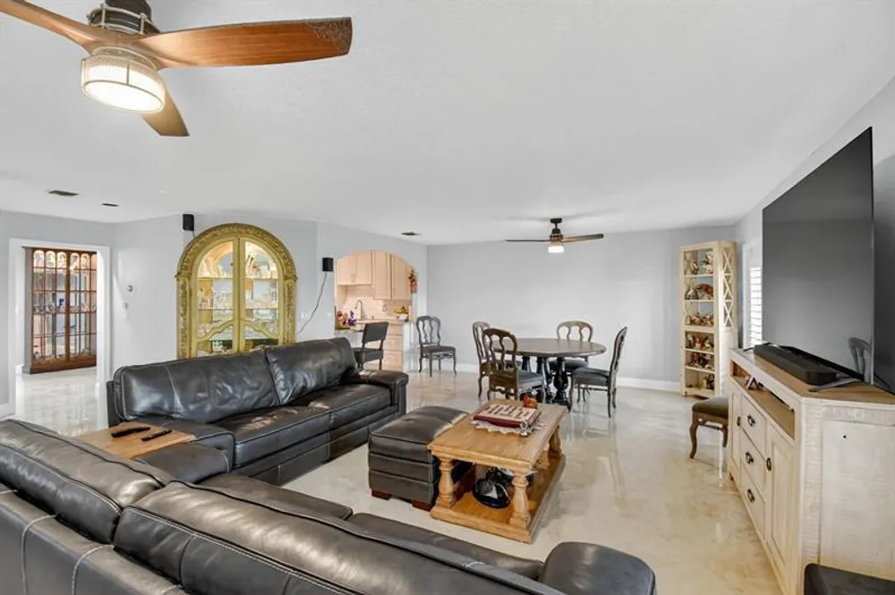 9861 Fairway Cove Ln, Plantation, FL 33324