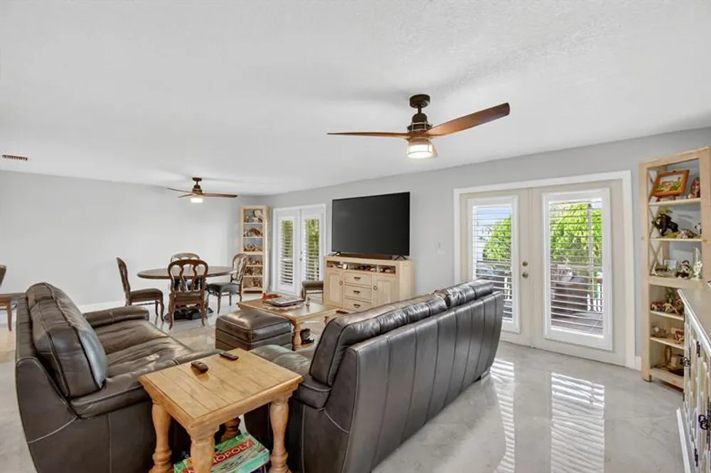 9861 Fairway Cove Ln, Plantation, FL 33324