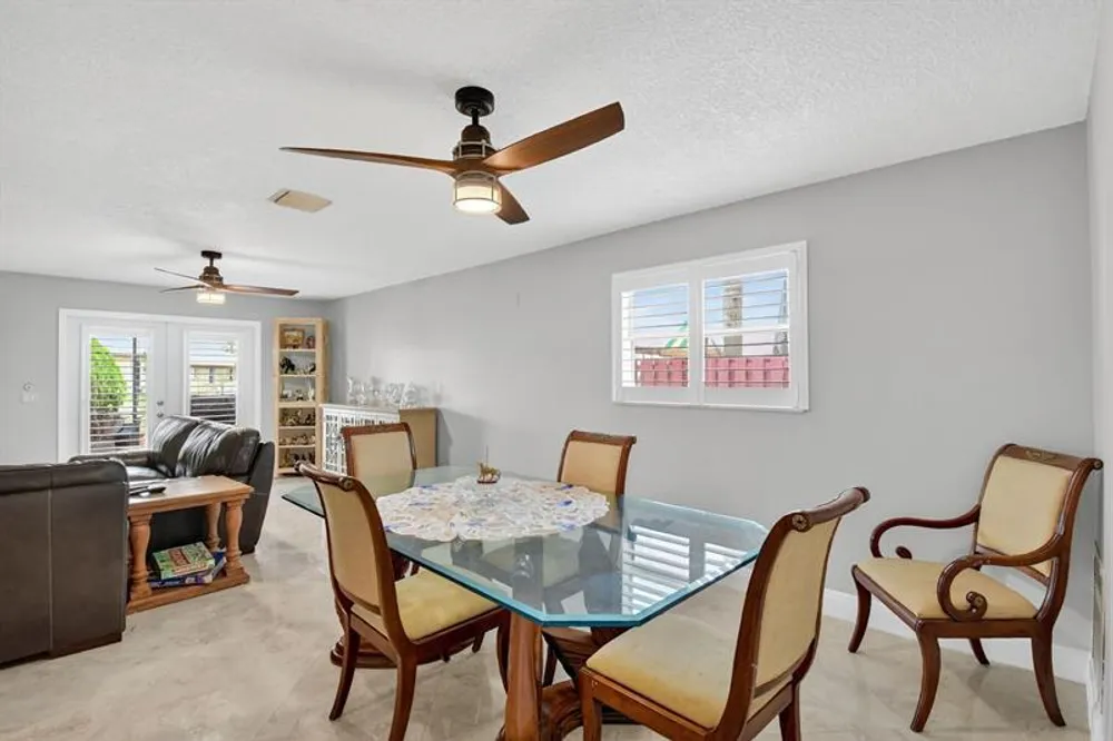 9861 Fairway Cove Ln, Plantation, FL 33324