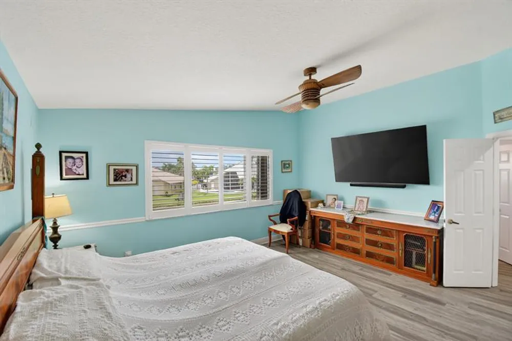 9861 Fairway Cove Ln, Plantation, FL 33324