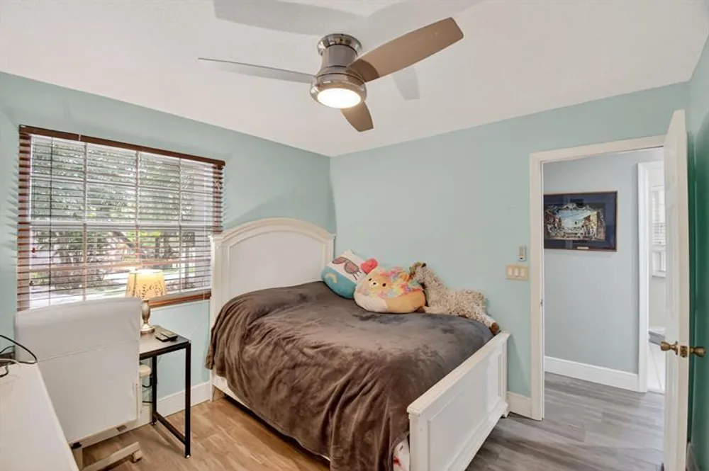 9861 Fairway Cove Ln, Plantation, FL 33324
