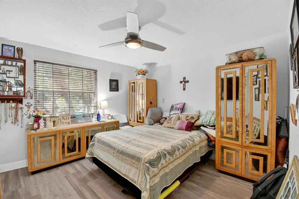 9861 Fairway Cove Ln, Plantation, FL 33324