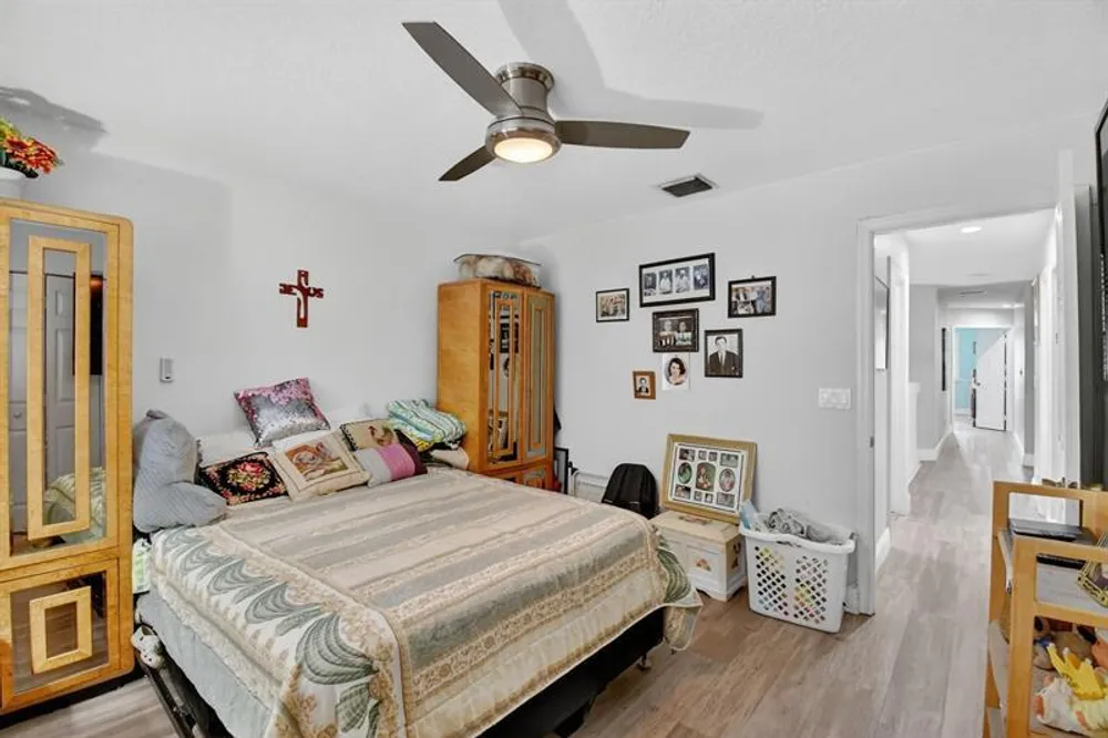9861 Fairway Cove Ln, Plantation, FL 33324