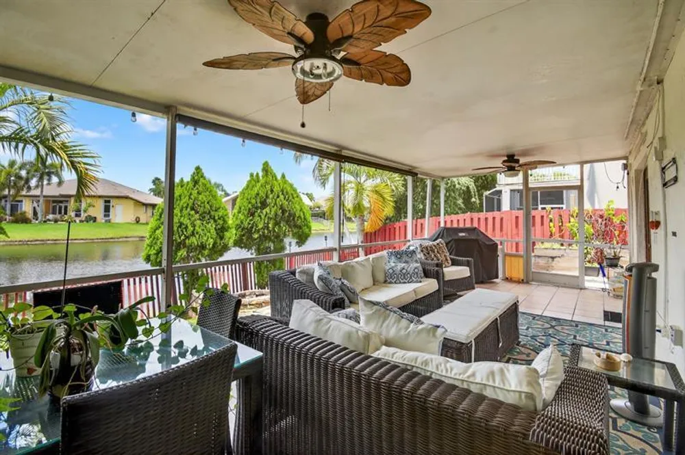 9861 Fairway Cove Ln, Plantation, FL 33324