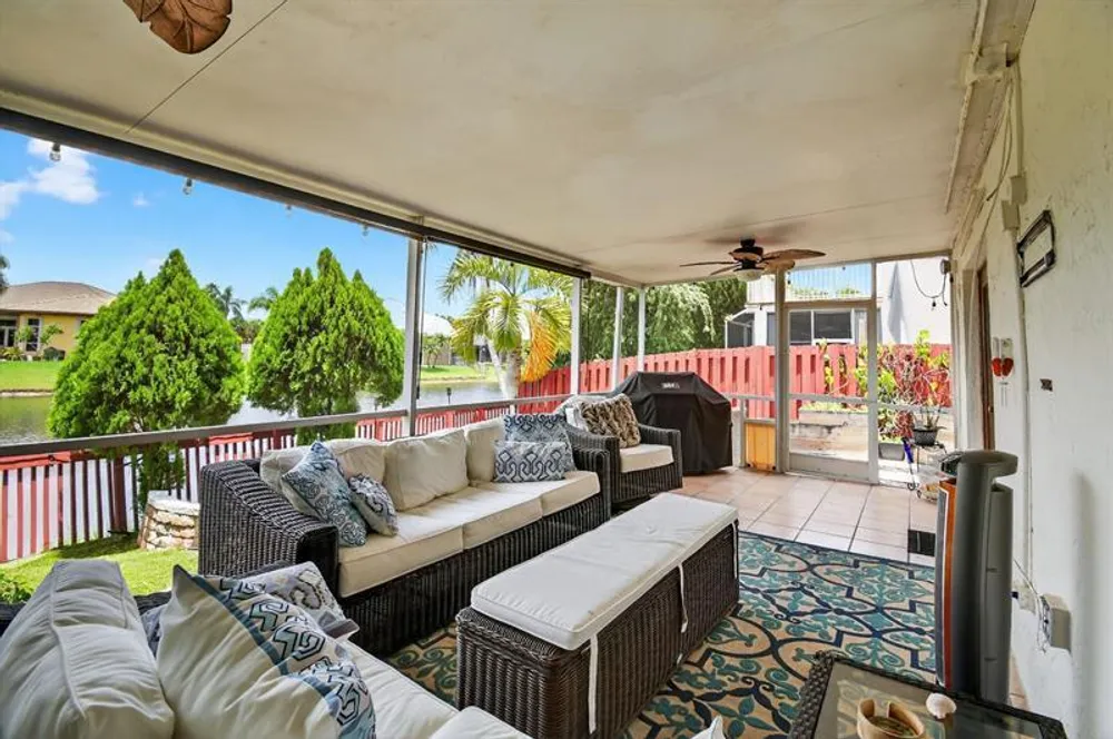 9861 Fairway Cove Ln, Plantation, FL 33324