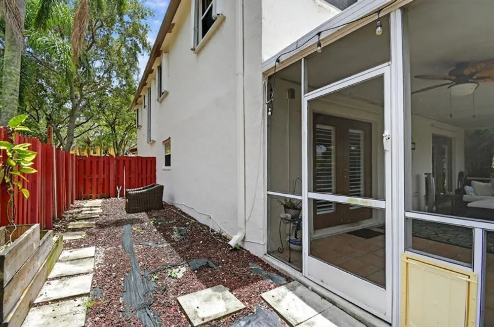 9861 Fairway Cove Ln, Plantation, FL 33324