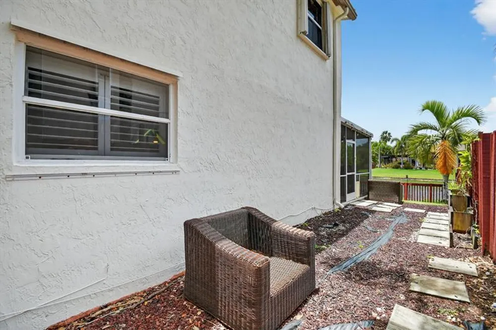 9861 Fairway Cove Ln, Plantation, FL 33324