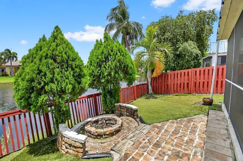 9861 Fairway Cove Ln, Plantation, FL 33324
