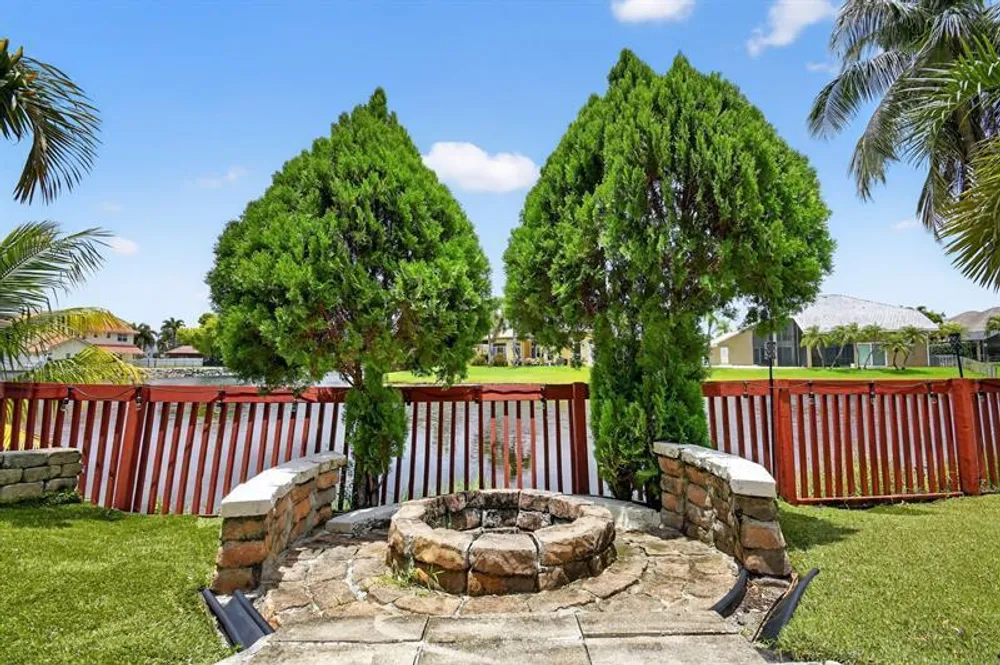 9861 Fairway Cove Ln, Plantation, FL 33324