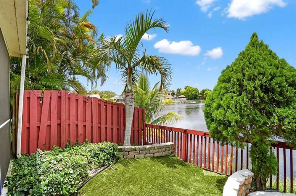 9861 Fairway Cove Ln, Plantation, FL 33324