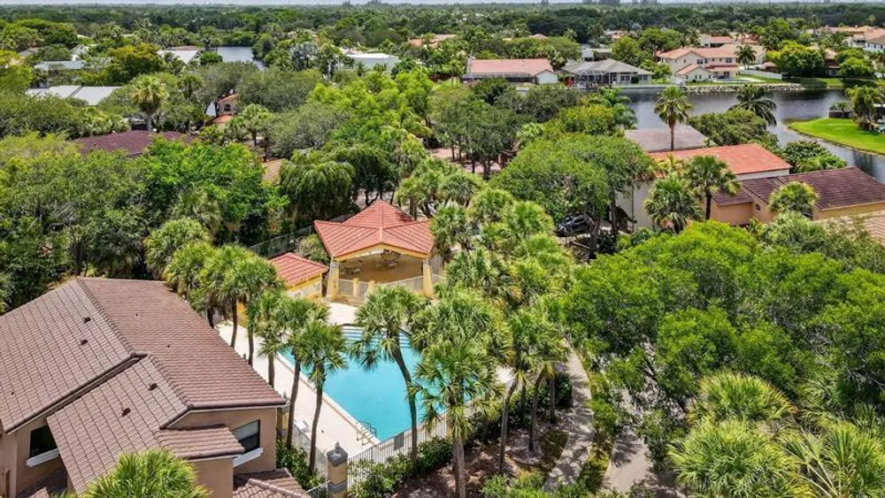 9861 Fairway Cove Ln, Plantation, FL 33324