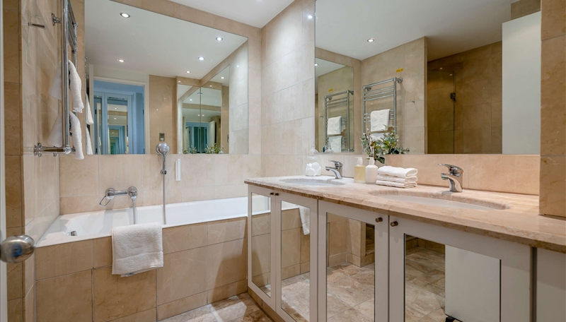 Fully Furnished  On-Site Amenities  Close to The City Image 5