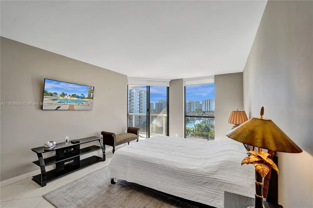 3600 Yacht Club Dr, Aventura, FL 33180