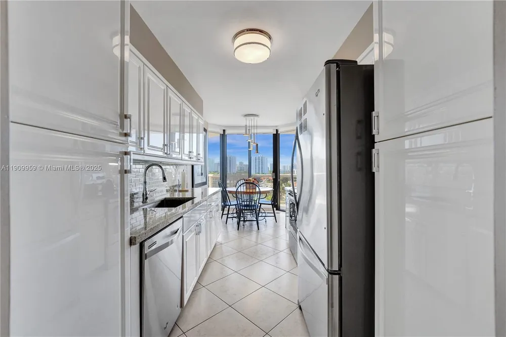 3600 Yacht Club Dr, Aventura, FL 33180