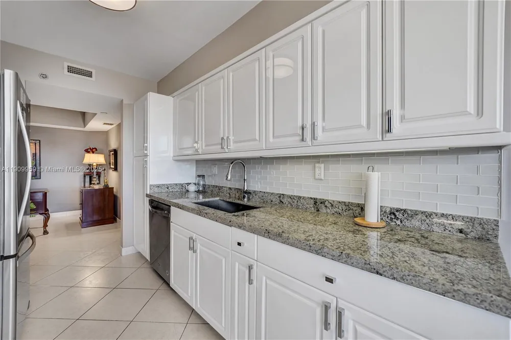 3600 Yacht Club Dr, Aventura, FL 33180